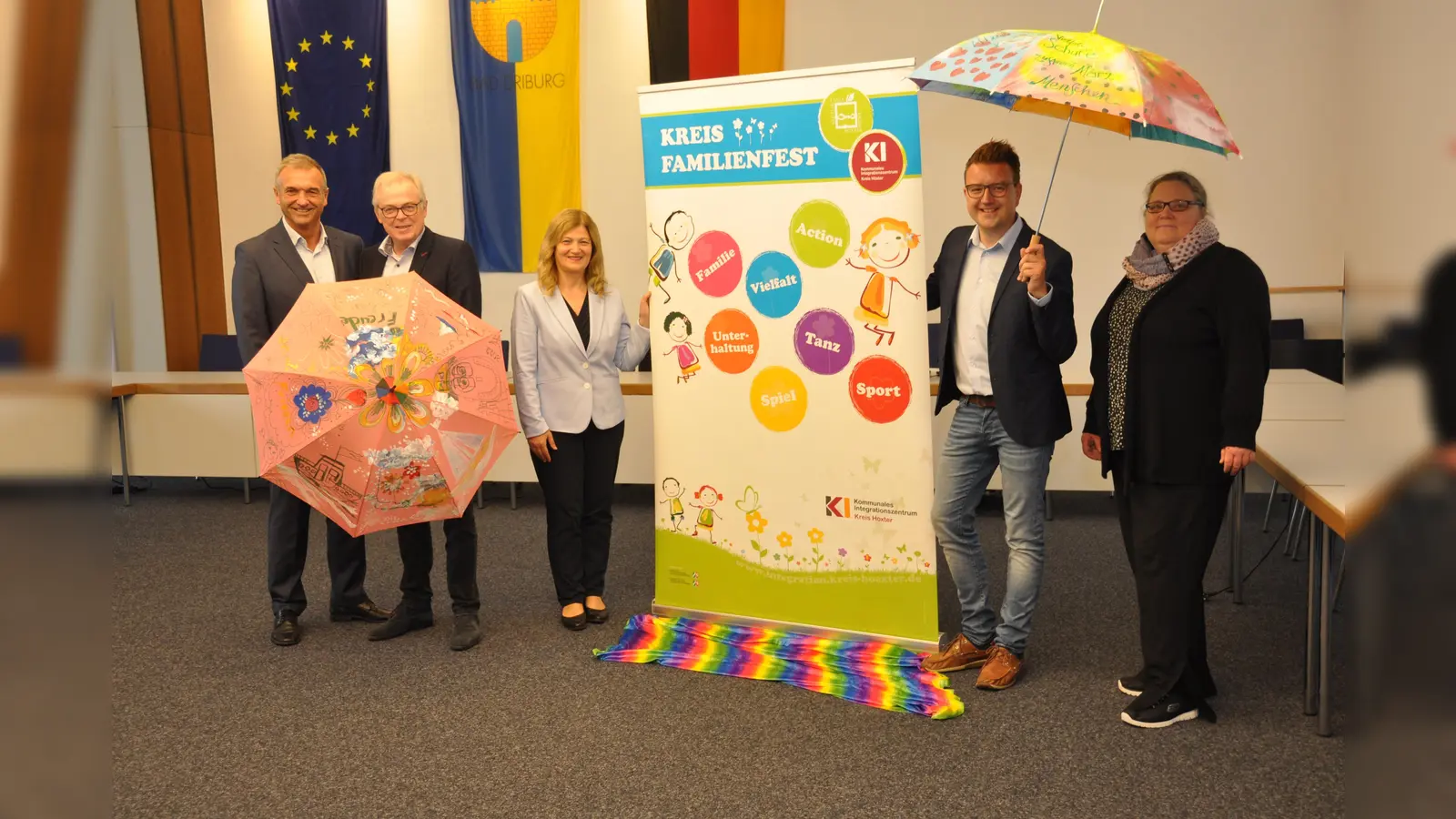 Die Vorbereitungen für das 10. Kreisfamilienfest in Bad Driburg laufen auf Hochtouren. Gemeinsam freuen sich (v.l.) Bad Driburgs Bürgermeister Burkhard Deppe, Kreisdirektor Klaus Schumacher, Filiz Elüstü, Tuija Niederheide (beide Kommunales Integrationszentrum Kreis Höxter) und Daniel Winkler (Geschäftsführer Bad Driburg Touristik) schon auf viele Besucherinnen und Besucher am Samstag und Sonntag, 24. und 25. September 2022. (Foto: Kreis Höxter)