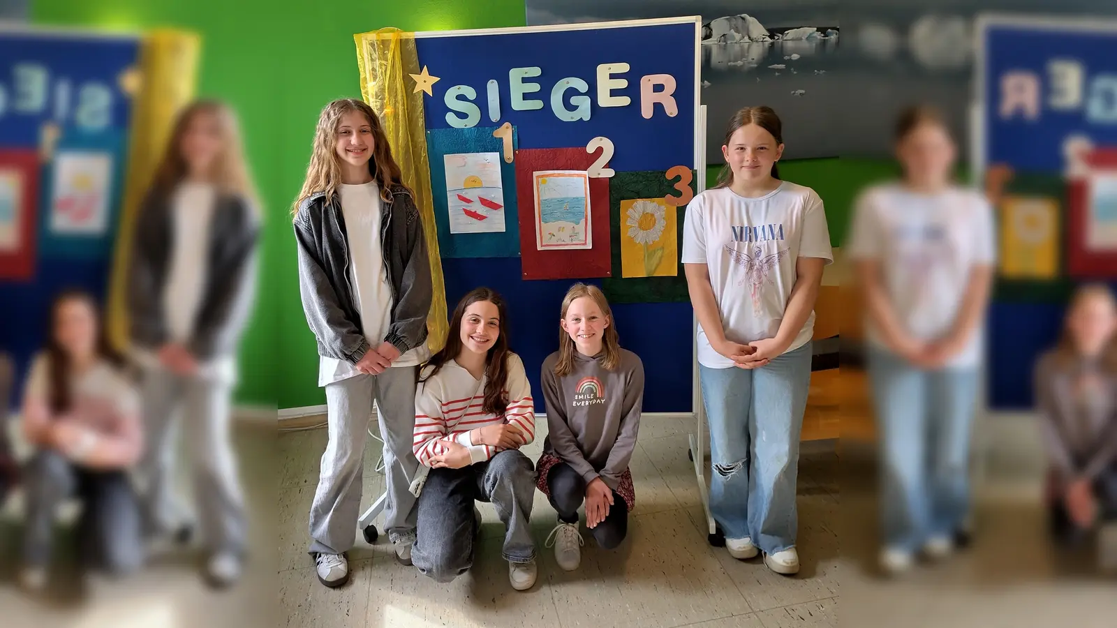 Die Siegerinnen mit ihren Kunstwerken (v.l.): die Siegerinnen Nikol Paysamova und Paula Kokoska, die zweitplatzierte Mia Goosen sowie die Dritte Lorena Nigro. (Foto: Stadt Höxter)