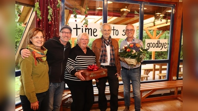 Rote Rosen, ein Strauß und ein Koffer für Sabine Böker (mitte) schenkten (v.l.) Andrea Kohl, Lutz Tappert, Wolfgang Böttcher und Harald Kremser. (Foto: privat)