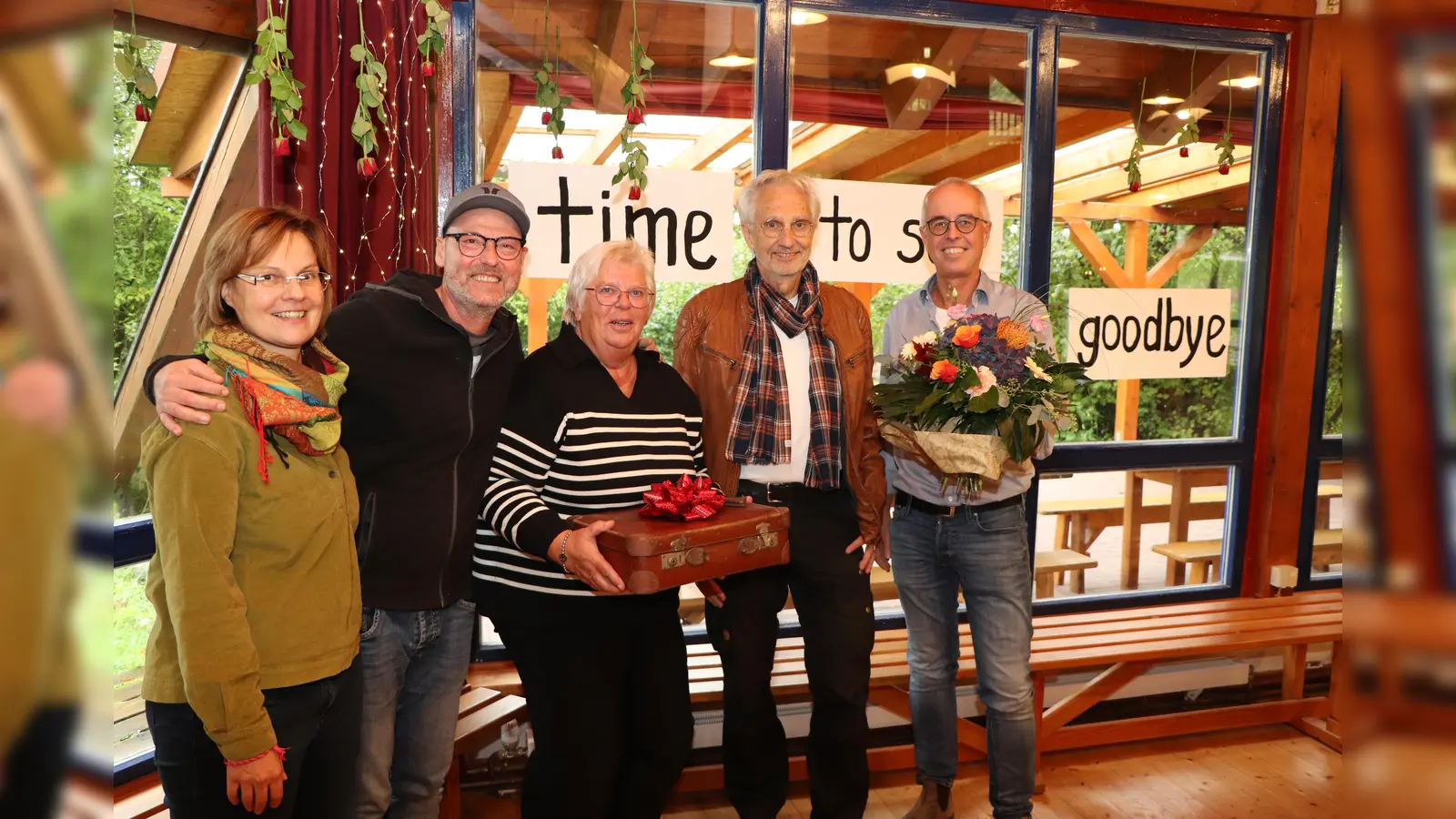 Rote Rosen, ein Strauß und ein Koffer für Sabine Böker (mitte) schenkten (v.l.) Andrea Kohl, Lutz Tappert, Wolfgang Böttcher und Harald Kremser. (Foto: privat)