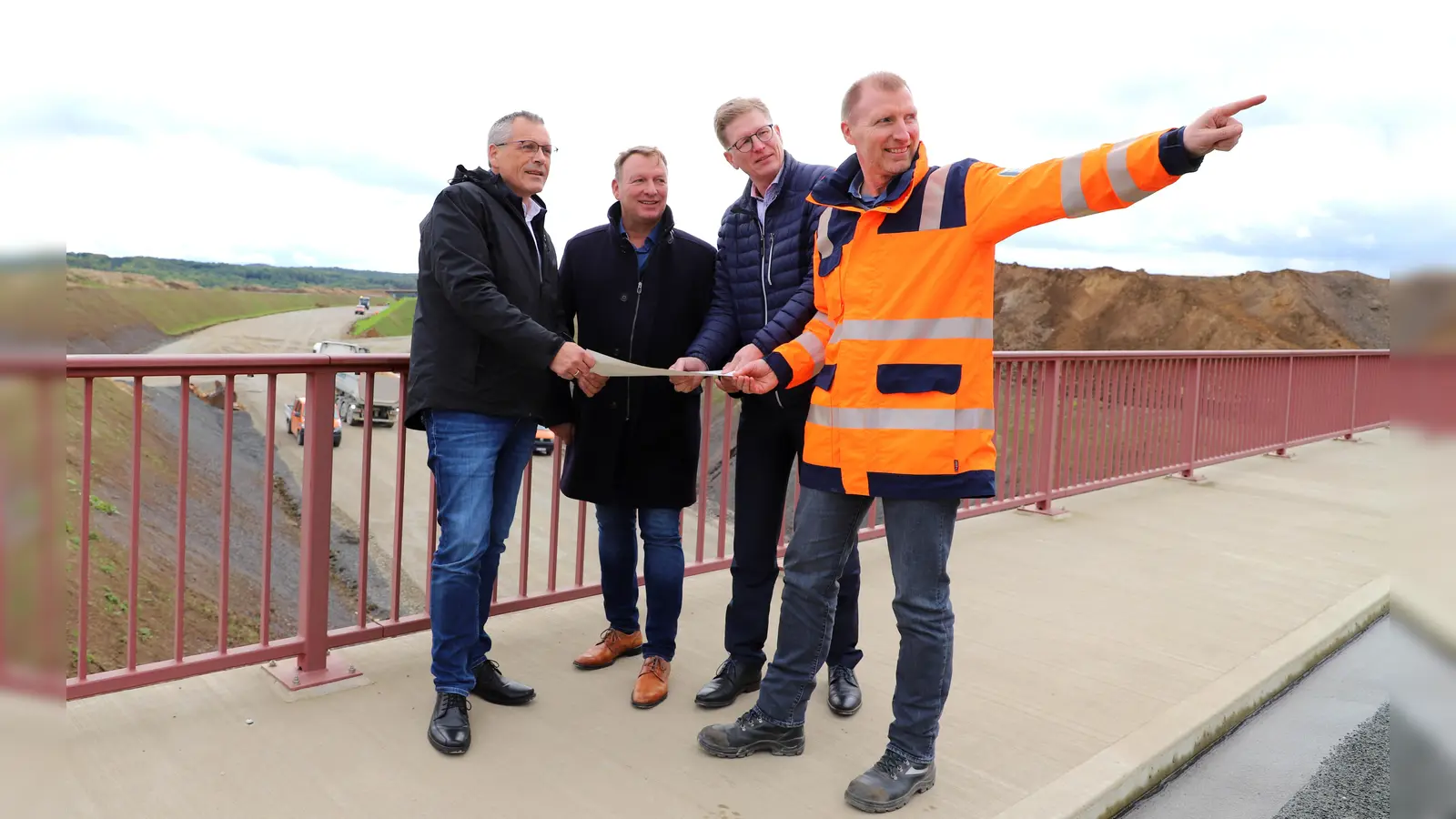Landrat Andreas Siebert (links) informierte sich gemeinsam mit den Bürgermeistern Maik Mackewitz (Calden) und Danny Sutor (Grebenstein) über den Stand der Arbeiten an der Ortsumfahrung Calden. Rechts im Bild: Volker Löwer, Leiter des Dezernats Planung und Bau Nordhessen bei Hessen Mobil.  (Foto: Landkreis Kassel)