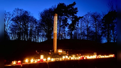 Stets in der Nähe des Friedenspfahls bei der Borgentreicher Schützenhalle (in der kalten Jahreszeit in der Schützenhalle) wird seit drei Jahren an jedem Montagabend 18 Uhr das Friedensgebet gehalten.  (Foto: privat)