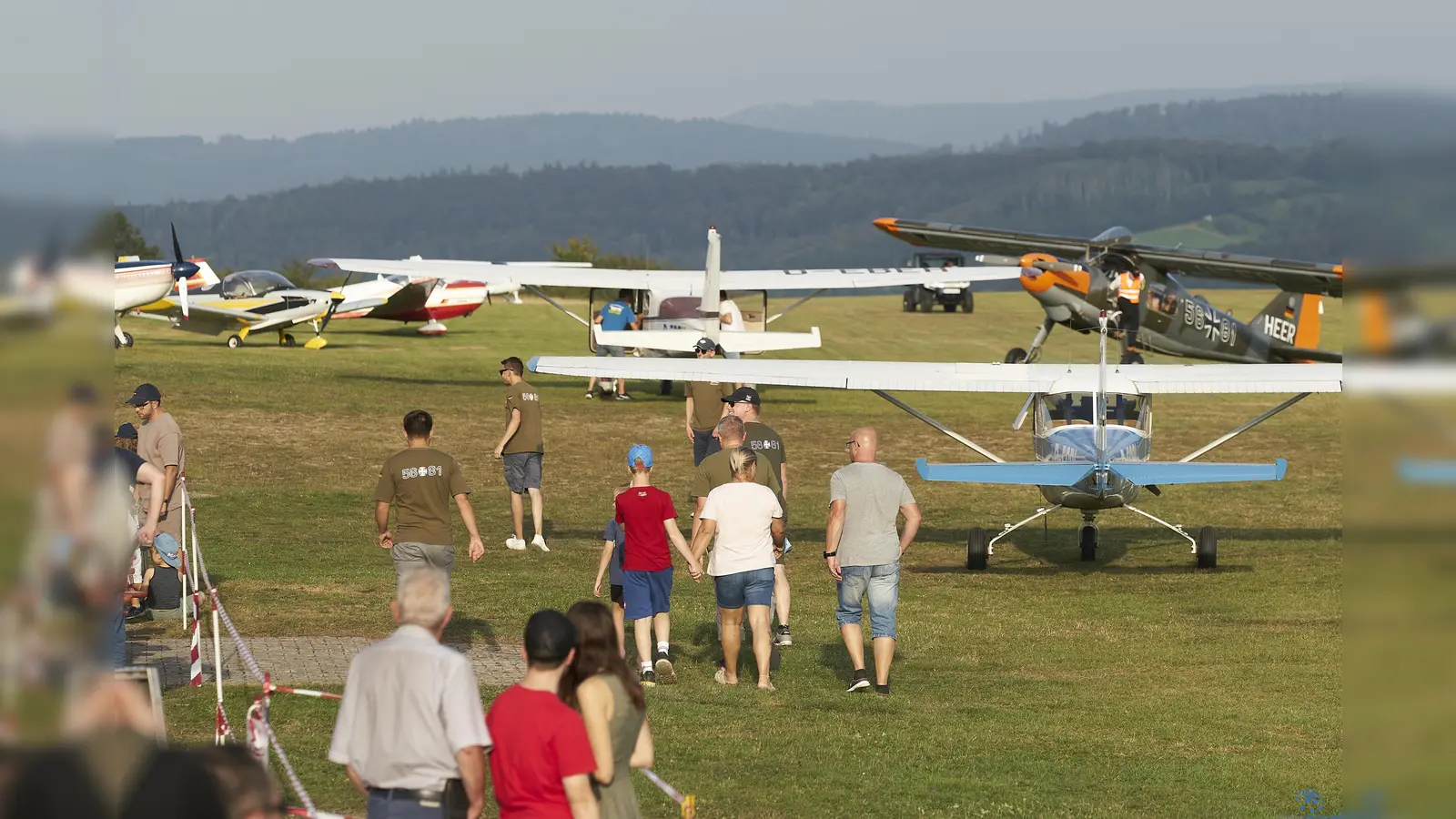 Das Flugplatzfest auf Hölleberg bei Langenthal wird am kommenden Wochenende wieder Treffpunkt für Familien und Fans der Fliegerei sein. Rundflüge und ein vielfältiges Bodenprogramm sorgen am 6. und 7. September für Unterhaltung. (Foto: Stefan Bönning)