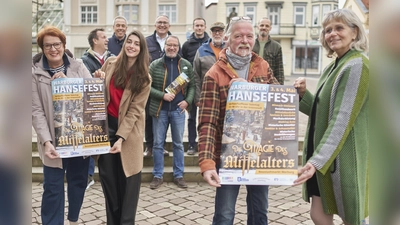 Die Macher hinter dem Warburger Hansefest freuen sich auf ein tolles Programm am ersten Maiwochenende (v.l.): Nicole Scheifers, Philipp von Schöning, Birger Kriwet, Selina Knipping, Michael Brenke, Wilm Pollmann, Lucas Lambracht, Reinhard Becker, Jürgen Wiedemeier, Ruben Emme und Simone Wiedemeier. (Foto: Stefan Bönning)
