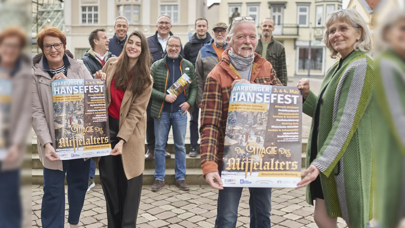 Die Macher hinter dem Warburger Hansefest freuen sich auf ein tolles Programm am ersten Maiwochenende (v.l.): Nicole Scheifers, Philipp von Schöning, Birger Kriwet, Selina Knipping, Michael Brenke, Wilm Pollmann, Lucas Lambracht, Reinhard Becker, Jürgen Wiedemeier, Ruben Emme und Simone Wiedemeier. (Foto: Stefan Bönning)