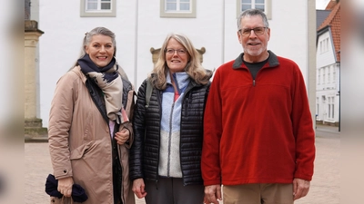 Die Vorsitzende des Heimat- und Museumsvereins Brakel, Evelyn Walker-Fimmel (links), möchte Bev und Ed Wieners bei der Suche nach ihren Vorfahren unterstützen. (Foto: privat)