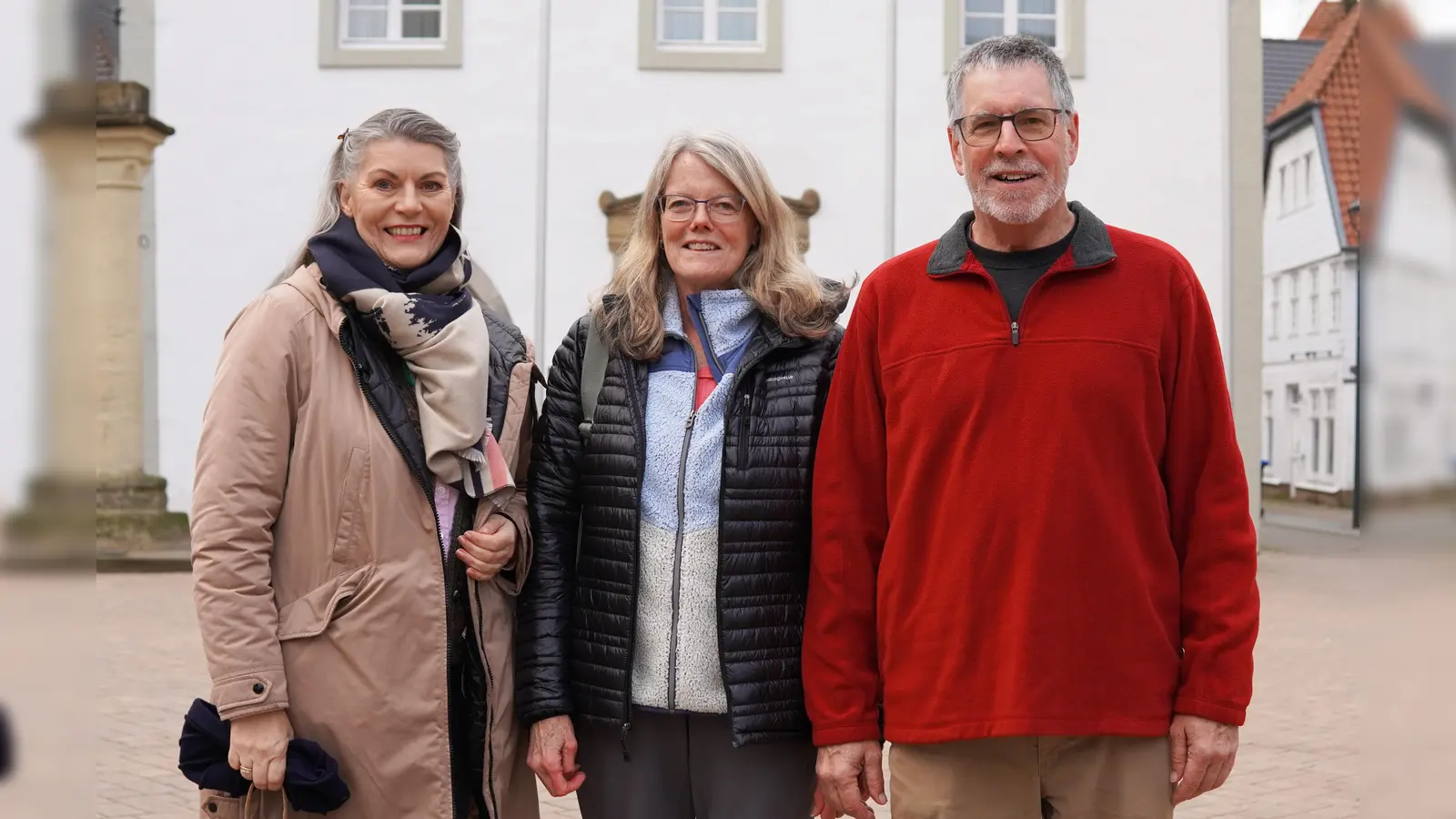 Die Vorsitzende des Heimat- und Museumsvereins Brakel, Evelyn Walker-Fimmel (links), möchte Bev und Ed Wieners bei der Suche nach ihren Vorfahren unterstützen. (Foto: privat)
