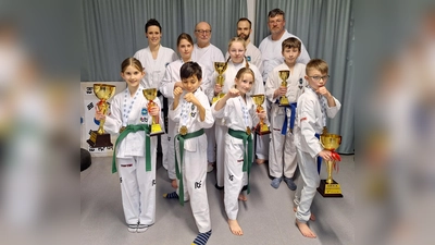 Einen erfolgreichen Auftritt bei den IBSA-Open in Paderborn feierte die Taekwon Do Kampfgemeinschaft Boffzen-Fürstenberg mit (hinten v.l.) ihren Trainern Natalie Wiesner, Günter Potthast, Magnus Heisler und Stefan Laufenburg, (mittlere Reihe v.l.) Lena Pauling, Stella Strieder und Pascal Glänzel sowie (vorne v.l.) Marina Eckert, Yusuf Cizme, Isabella Malena und Janneck Weyer. (Foto: MTV Boffzen)