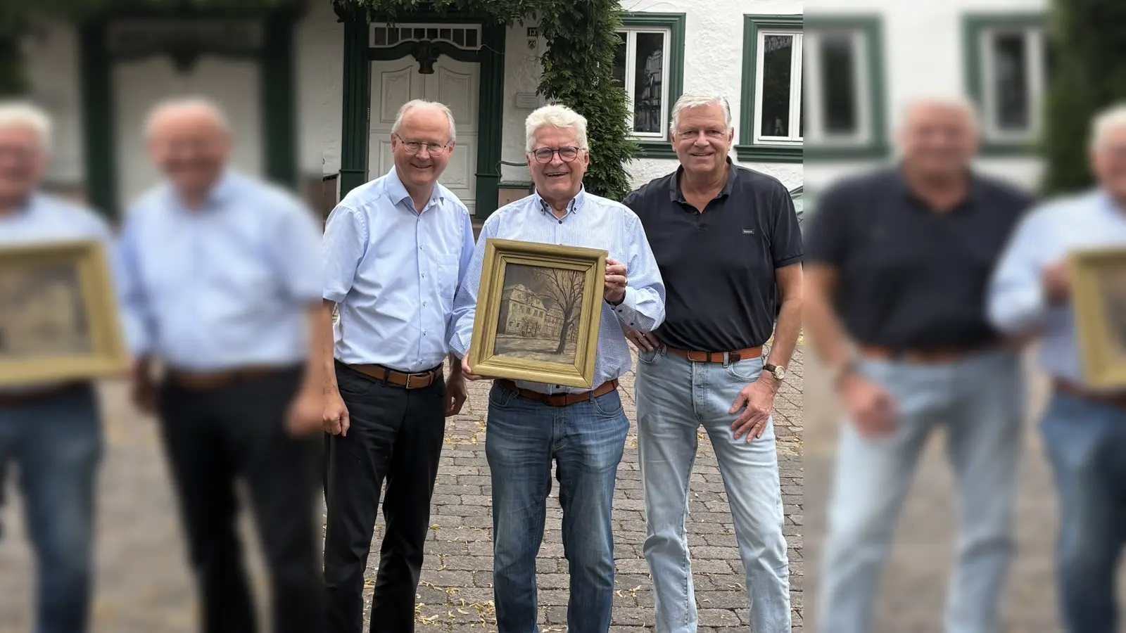 V.l.: Bürgermeister Hubertus Grimm, Michael Mantell und Sebastian Ellinghaus vor dem historischen Gebäude der Alten Apotheke bei der Übergabe des Bildes von Karl Behre. (Foto: privat)