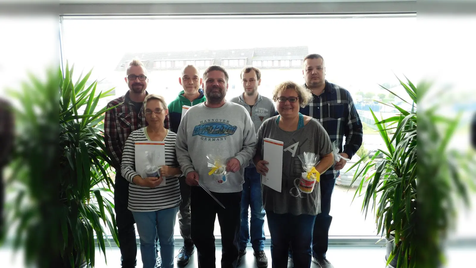 Für 10 Jahre wurden geehrt: (vorne v. l.) Martina Böttcher, Christian Heinemann, Diane Rudloff, (hinten v. l.) (Einrichtungsleiter Sebastian Siemer), Matthias Rohde, Thorsten Surburg und Predrag Cetkovic. (Foto: Foto:privat)