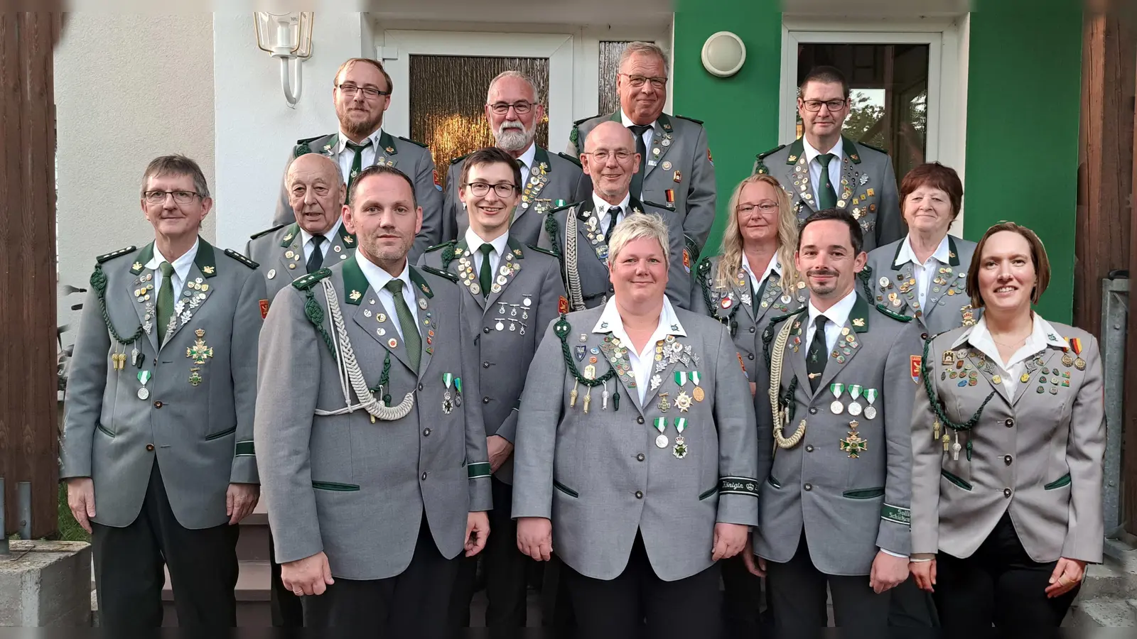 Gesamtvorstand des Schützenvereins Lauenförde, Jugend-König Janne Piljug mit Bestdame Johanna Bönning, und die Majestäten Melanie Garbe und Mario Bönning mit ihren Bestdamen und Bestmännern.  (Foto: Petra Reinken)