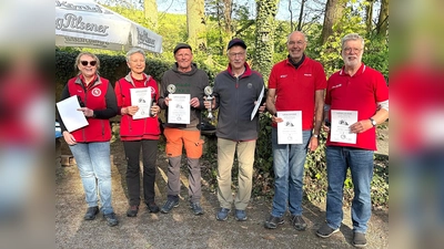Beim Saisonauftaktturnier in Wehrden siegten Hans-Josef Stieren und Werner Scholand (Mitte) vor Gabriele Witzke-Ehls und Ursula Vollbracht aus Scherfede (links) sowie Hubertus Hartmann und Klaus Jürgens aus Borgentreich (rechts).<br><br> (Foto: Barbara Siebrecht)