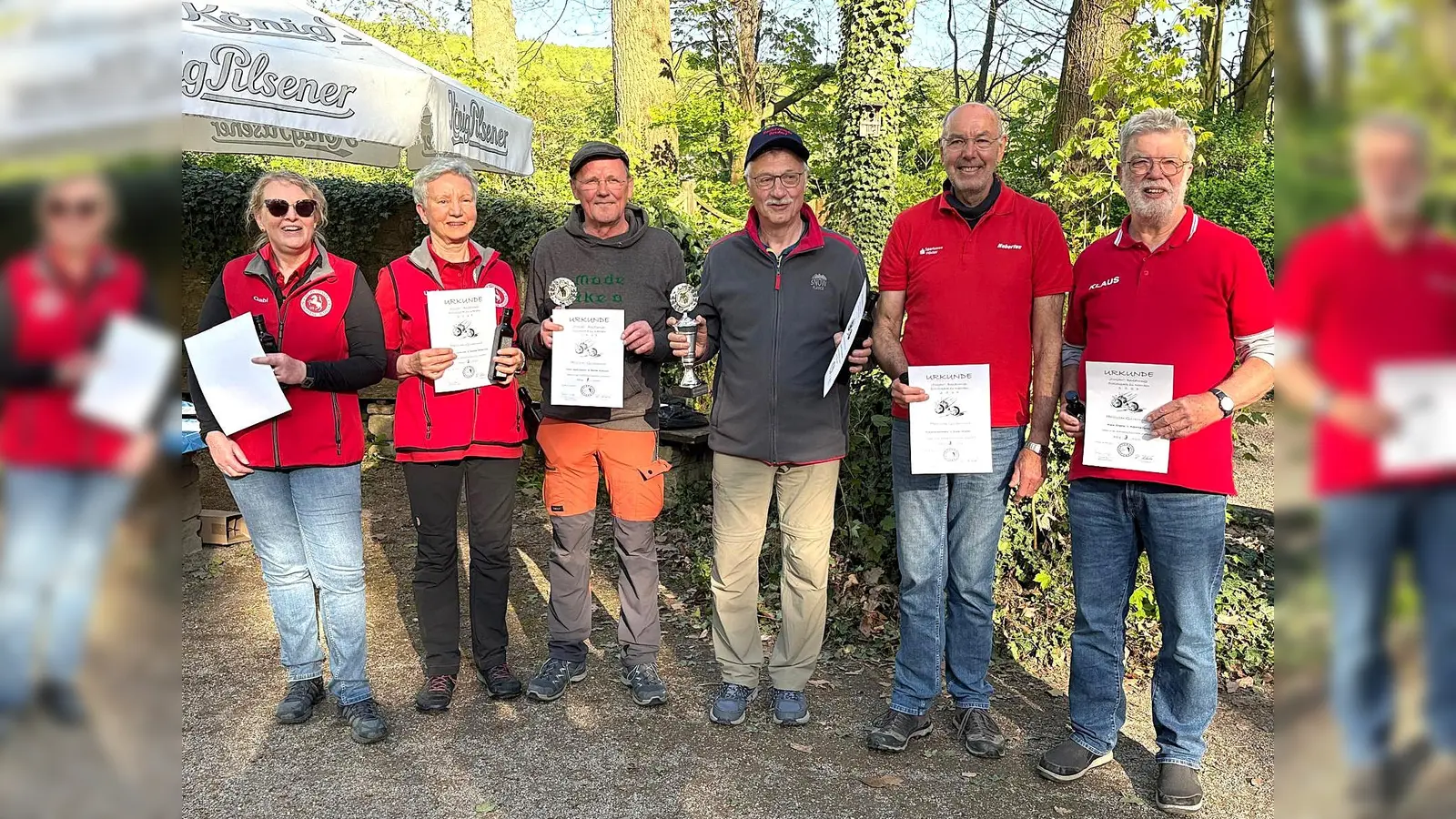 Beim Saisonauftaktturnier in Wehrden siegten Hans-Josef Stieren und Werner Scholand (Mitte) vor Gabriele Witzke-Ehls und Ursula Vollbracht aus Scherfede (links) sowie Hubertus Hartmann und Klaus Jürgens aus Borgentreich (rechts).<br><br> (Foto: Barbara Siebrecht)