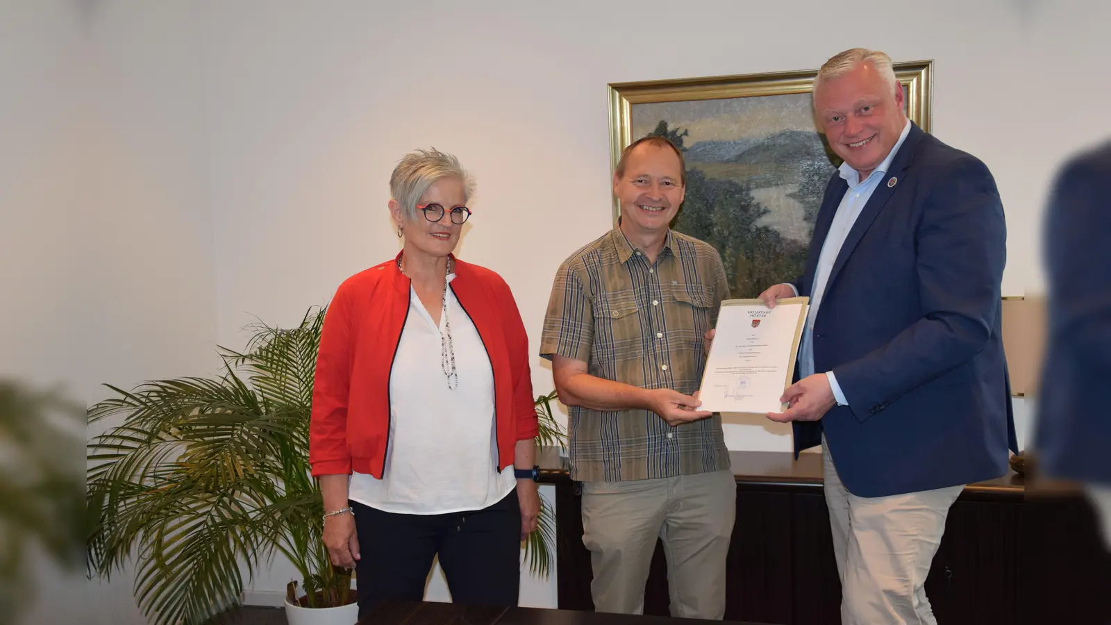 Einführung des neunen Bezirksverwaltungsstellenleiters Ottbergen : (v. l.) stellv. Ortsausschussvorsitzende Monika Bathe, Michael Borgolte und Bürgermeister Daniel Hartmann bei der offiziellen Amtsübergabe. (Foto: Stadt Höxter)