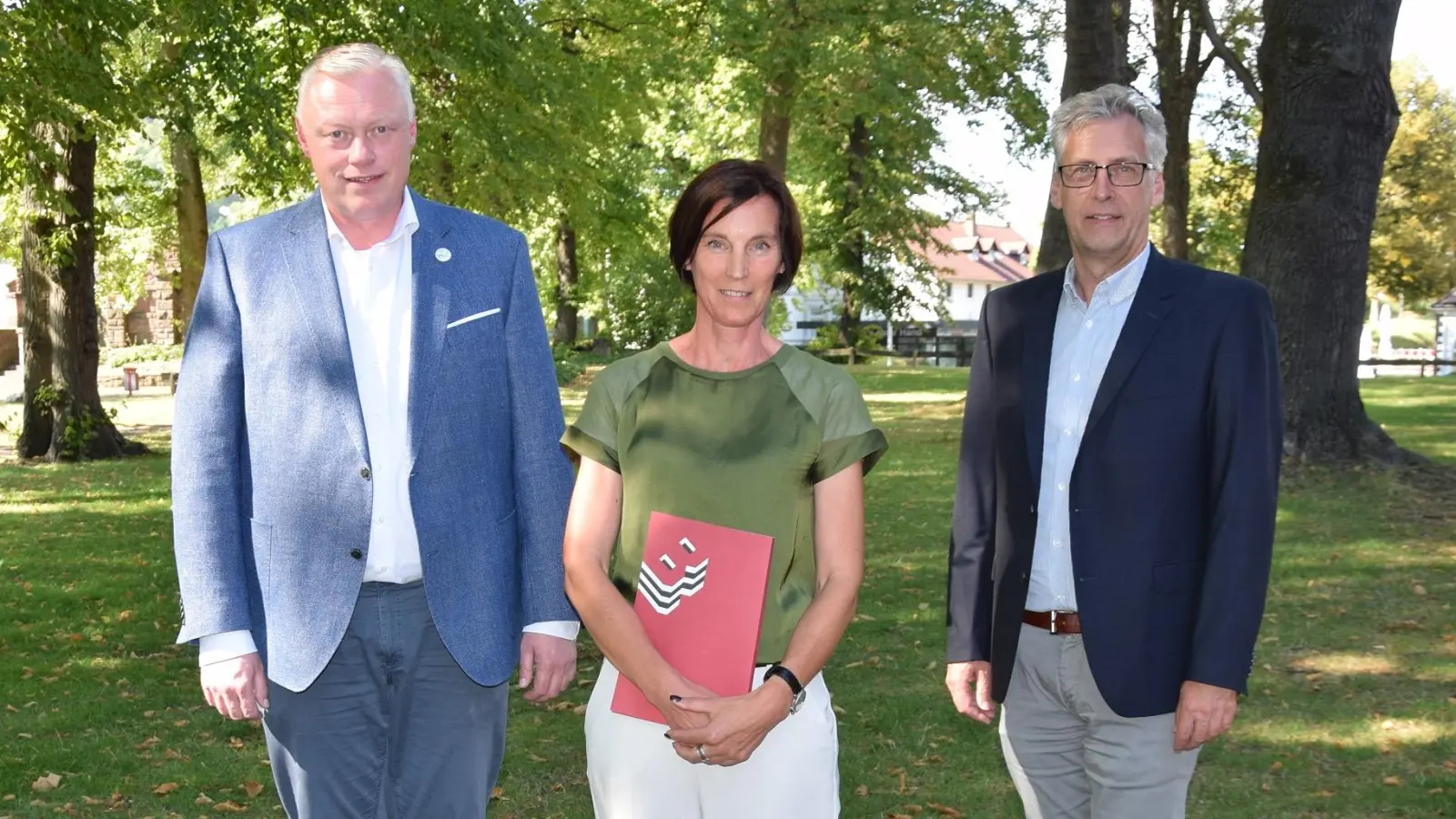 Bitten Hauseigentümer, Wohnraum zu melden (v.l.): Bürgermeister Daniel Hartmann, Ansprechpartnerin Christina Müller (Bausie) und Dezernent Stefan Fellmann. (Foto: Stadt Höxter)