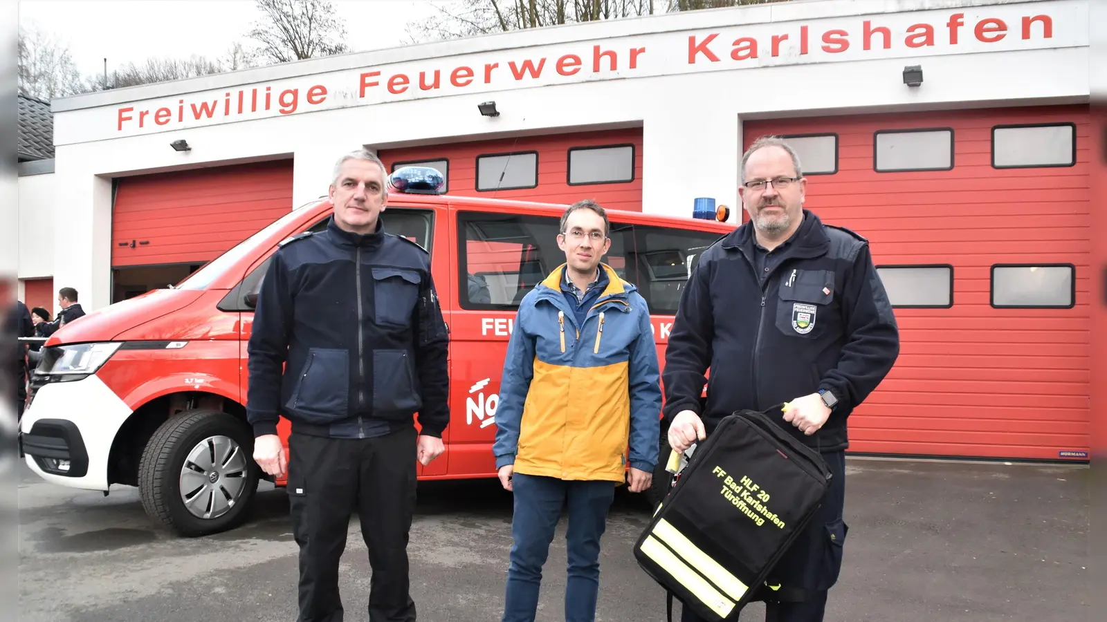 Sie stellten das neue Fahrzeug in Dienst: Stadtbrandinspektor Stephan Pedall, Bürgermeister Marcus Dittrich und der Vorsitzende des Feuerwehrvereins Sven Messerschmidt. (Foto: Barbara Siebrecht)