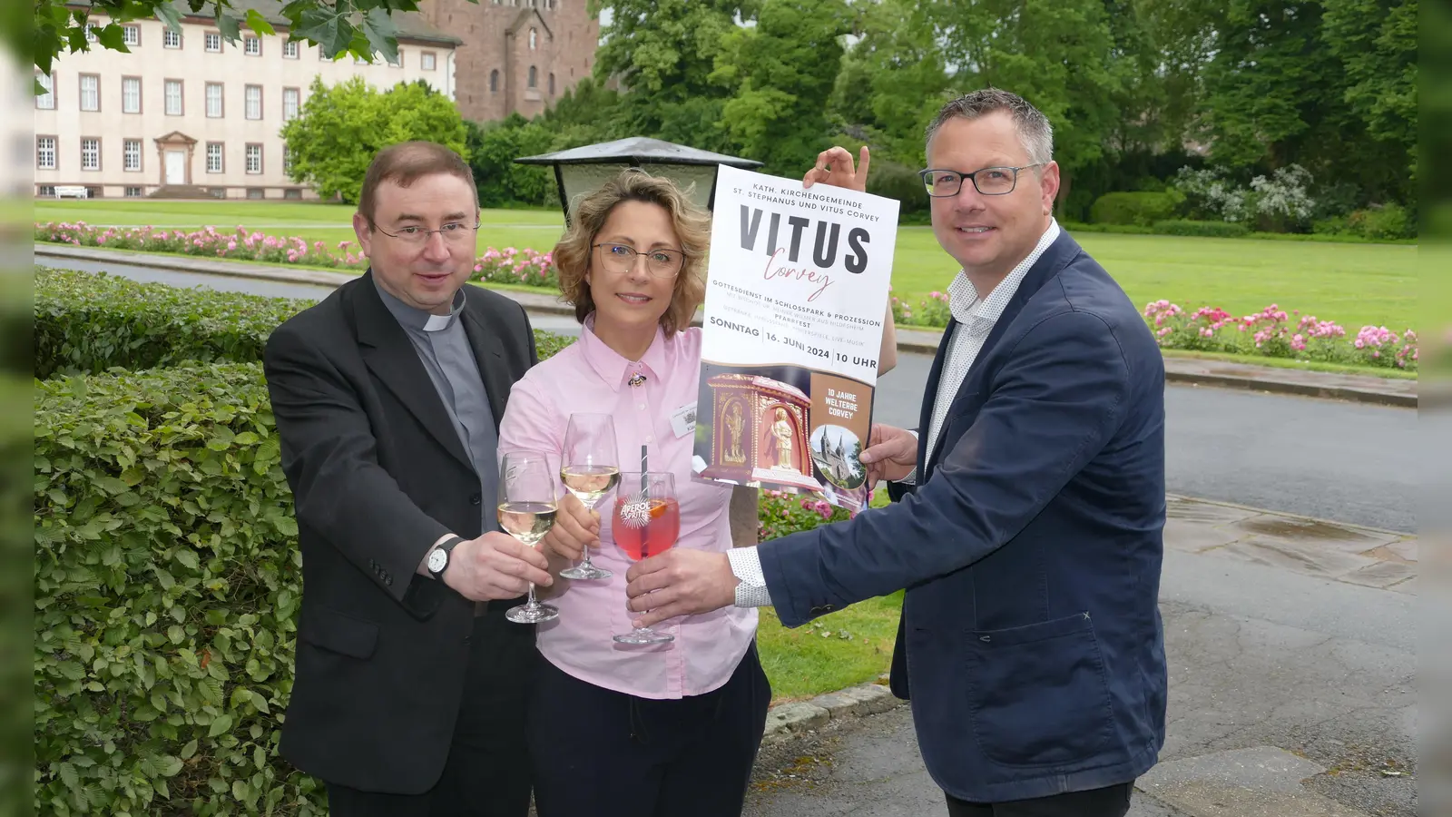 Das traditionelle Vitusfest in der Welterbestätte Corvey wartet am Sonntag, dem 16. Juni, mit einer Premiere auf. Klausdia Preis-Konze verlegt ihr Gartencafé auf die Domänenhof-Wiese. Pastoralverbundsleiter Pfarrdechant Dr. Hans-Bernd Krismanek (links) und Verwaltungsleiter Marcus Beverungen freuen sich gemeinsam mit ihr auf viele Gäste. (Foto: Kirchengemeinde Corvey)
