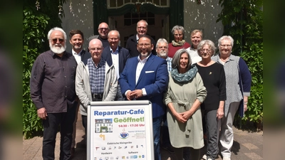 Feierten die Eröffnung der neuen Räume (v. l.) Serge Oldenbourg, Tino Wenkel, Herold Shaw, Pfarrer Uwe Neumann, Bürgermeister Hubertus Grimm, Vorsitzender Amr Akel, Gert Sievers (IT), Norbert Müller, Gertrud Dichtel, Cornelia Vogl, Willi Tennie, Irene Alberding und Marion Möller  (Foto: Barbara Siebrecht)