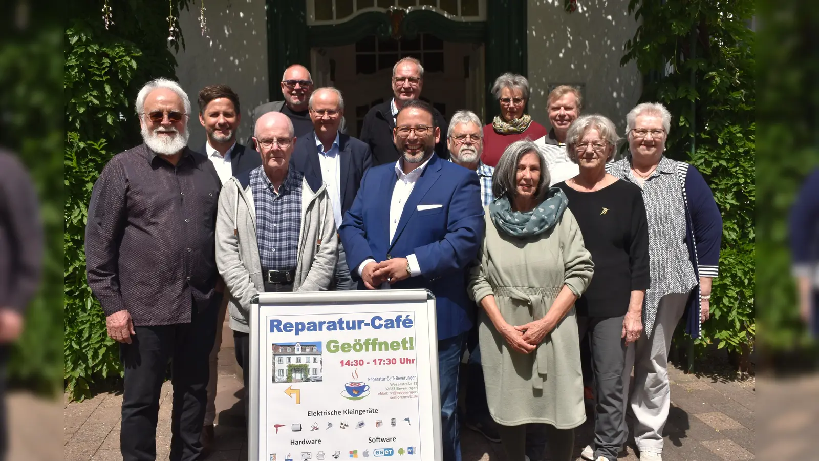 Feierten die Eröffnung der neuen Räume (v. l.) Serge Oldenbourg, Tino Wenkel, Herold Shaw, Pfarrer Uwe Neumann, Bürgermeister Hubertus Grimm, Vorsitzender Amr Akel, Gert Sievers (IT), Norbert Müller, Gertrud Dichtel, Cornelia Vogl, Willi Tennie, Irene Alberding und Marion Möller  (Foto: Barbara Siebrecht)