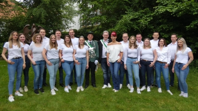 Feiern gemeinsam in Amelunxen (v.l.): Lea Prozeller, Malin Schmidt, Sophia Schlüter, Wilhelm Schlüter, Jovana Foest, Johannes Schlüter, Sophie Tigges, Tim Tigges, Jungschützenkönigin Selina Schmidt und Jungschützenkönig Niclas Krafzig sowie Altschützenkönig André Knipping und Altschützenkönigin Peggy Knipping, Julian Knipping, Anna Welling, Alexander Schlüter, Rosalie Hehlke, Sebastian Ewen, Jenny Ewen, Benedikt Knipping und Jasmin Hellwig. (Foto: privat)