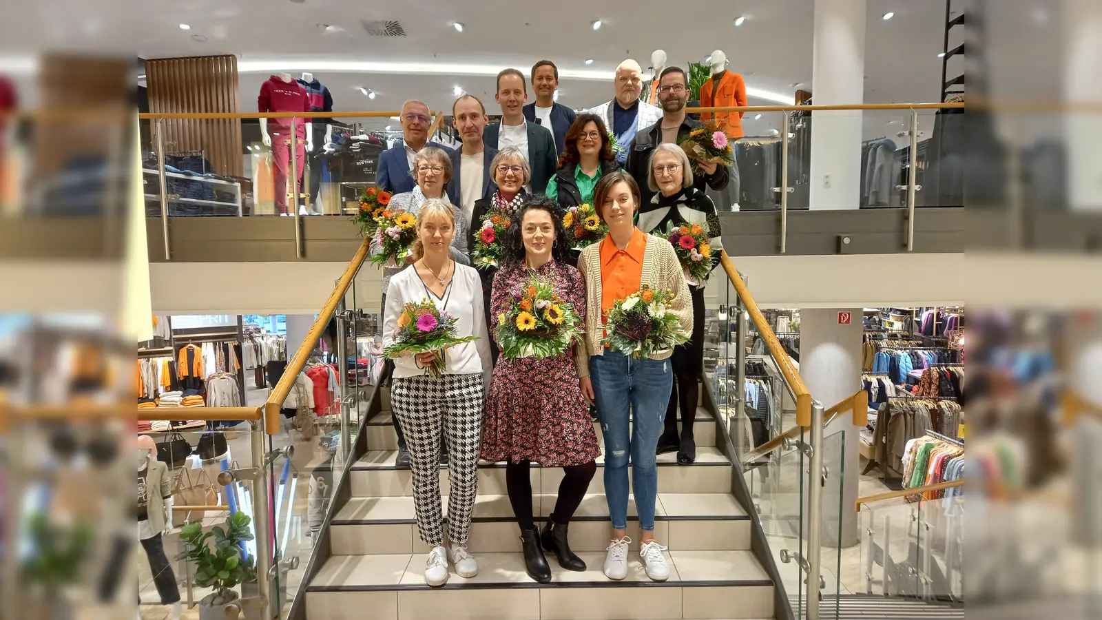 Die Geehrten und die Ehrenden: 1. Reihe von links, Ina Dietrich, Jaqueline Kamp, Franziska Eilert; 2. Reihe von links, Marion Drüke, Monika Krekeler, Michaela Klingemann; 3. Reihe von links, Josef Behler, Mario Nowinski, Sonja, Haase, Rainer Disse; 4. Reihe von links, Jens Klingemann, Hendrik Thüning, Marco Müller. Es fehlt Sonja Kunkel. (Foto: Christine Wulf)