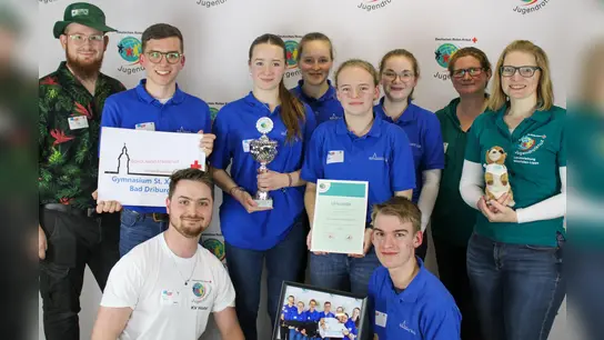 Die Siegergruppen des Gymnasiums St. Xaver mit Andrea Büscher, Ole Hanke und Alessa Held von der Jugendrotkreuz-Landesleitung. (Foto: privat)