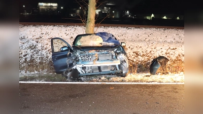 Beide Pkw waren nicht mehr fahrbereit. (Foto: Polizei Kreis Höxter)