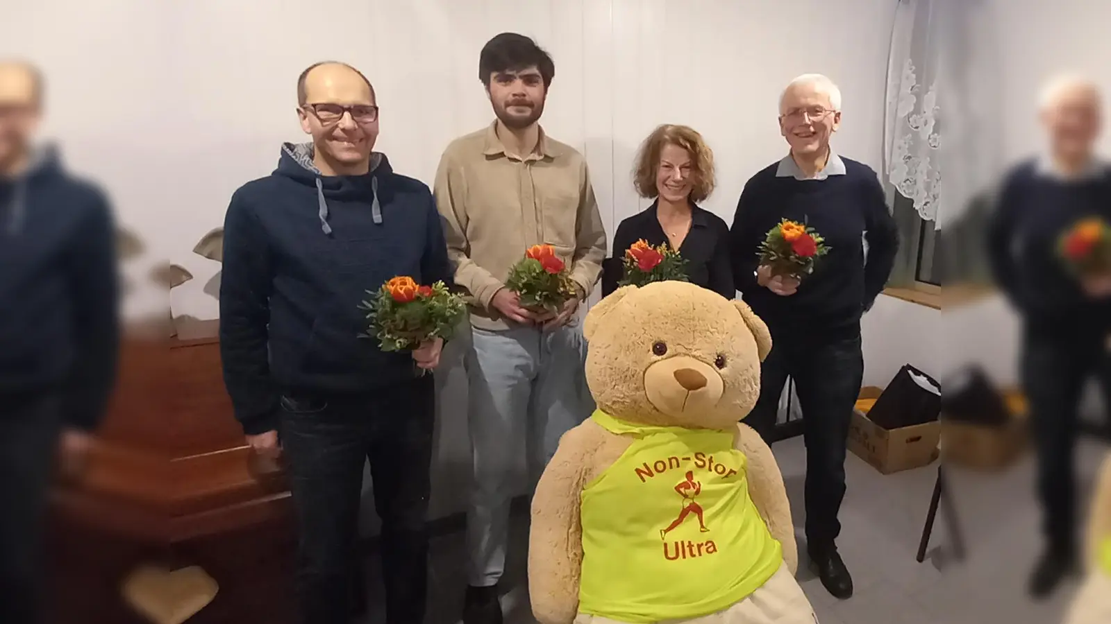 Der neue Vorstand (v.l.): Klaus Menne, Mohammad Alhamed, Doris Amstutz, Willi Düweke und der Vereins-Teddy. (Foto: Adalbert Grüner)