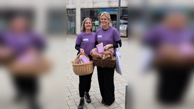 Cornelia Pätzold und Kathrin Groppe machten auf dem Marktplatz in Höxter auf die Selbsthilfe aufmerksam. (Foto: privat)