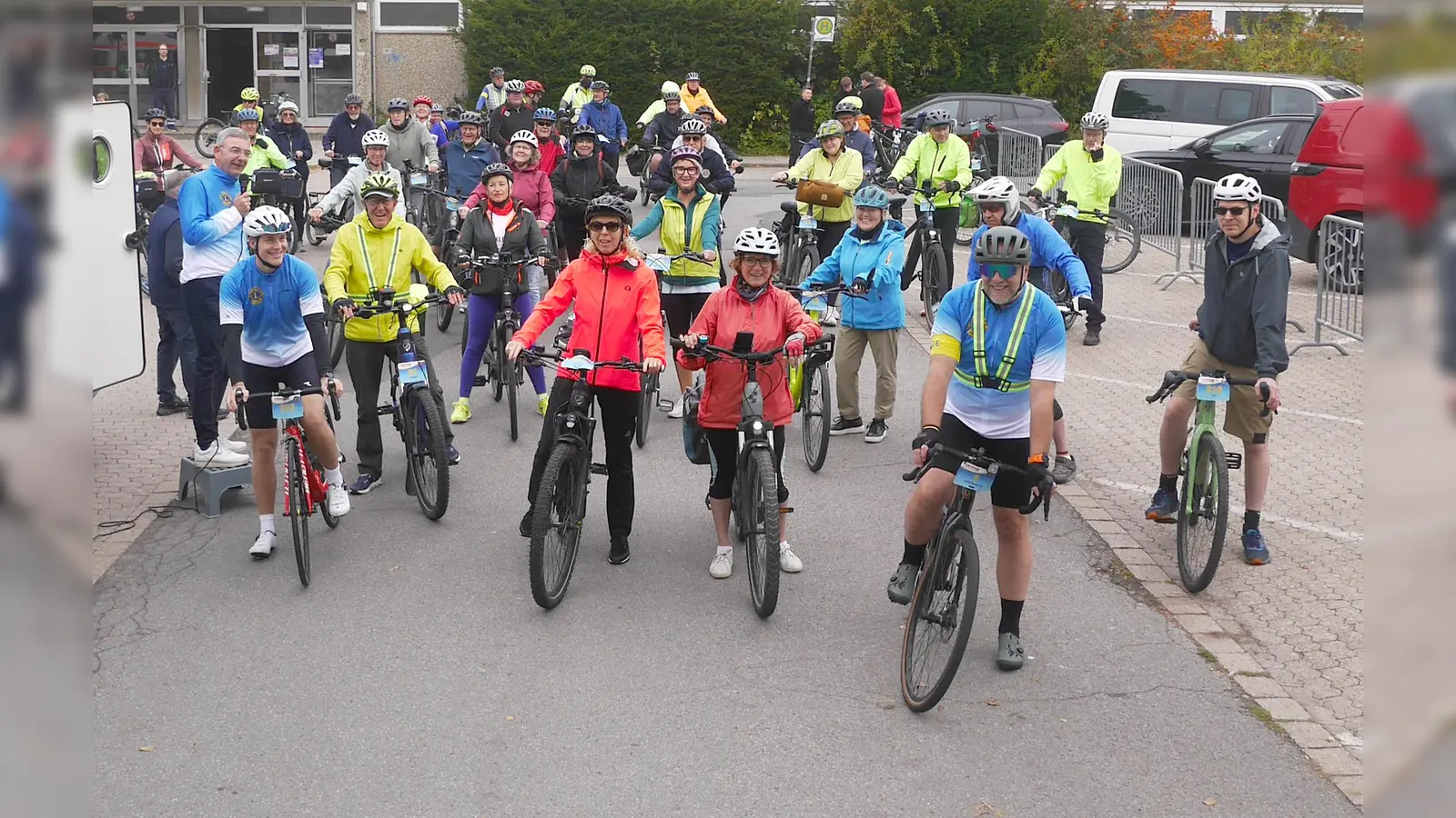Die fröhlichen Gesichter beim Start der E-Bike-Runde unterstreichen den außergewöhnlichen Geist der Benefizveranstaltung „Rund um den Solling“. (Foto: Schwannecke / Kreissportbund Holzminden)