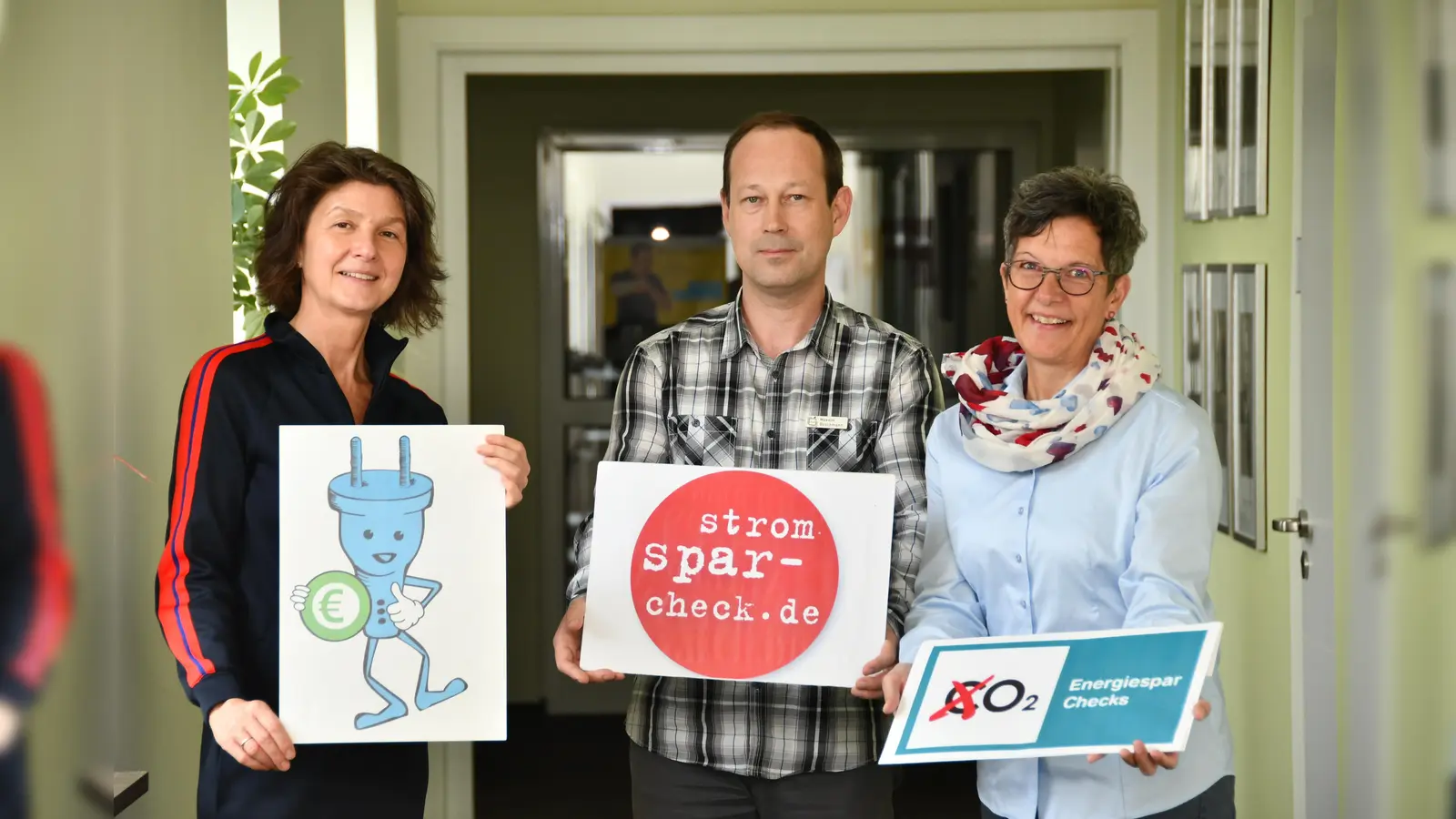 Informieren die Menschen im Kreis Höxter zum Thema Energiesparen: (v.l.) Ute Delimat, Leiterin der Beratungsstelle der Verbraucherzentrale NRW im Kreis Höxter, Maksim Boschmann, Projektleiter des Standorts Stromspar-Check beim Kreis Höxter, und Martina Krog vom Klimaschutz-Team des Kreises Höxter. (Foto: Kreis Höxter)