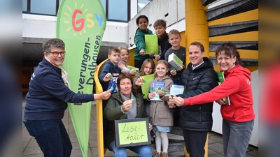 Sie starten das Leseförderprojekt gemeinsam: Schulleiterin Birgit Riepe-Dewender (links), Beate Menge (Bücherei Beverungen), Joshua Marquardt (Bezirksausschuss Beverungen, Birgit Pieper (Koordinatorin der Leseprojekte) und stellvertretend für ihre Klassen, Kinder des 3. und 4. Jahrgangs.  (Foto: Barbara Siebrecht)