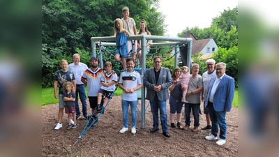 Bei der Freigabe (v. l.) Lutz Hilleker-Volland, Joris Volland, Bezirksverwaltungsstellenleiter Blankenau Manfred Filmer, Patrick Tesmer, Mattes Tesmer, Nina Sprock, Samuel Sprock, Selia Sprock, Bürgermeister Tino Wenkel, Bezirksausschussvorsitzender Blankenau Ralf Göllner, Kathrin Köhler, Sophie Köhler, Jürgen Schümmelfeder, Stellv. Bezirksausschussvorsitzender Blankenau Günter Weskamp und CDU-Fraktionsvorsitzender Ralph Wessel (Foto: privat)