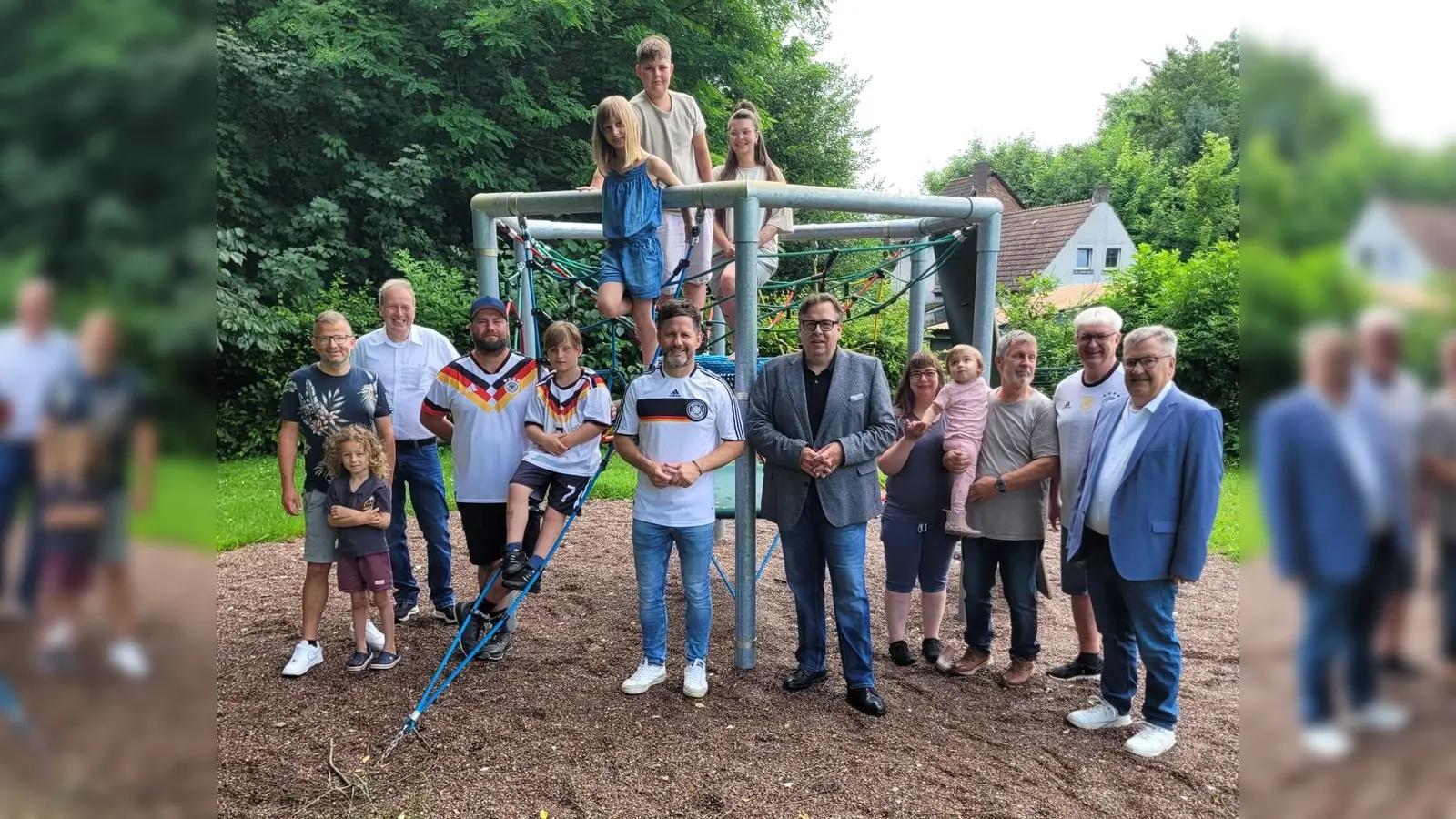 Bei der Freigabe (v. l.) Lutz Hilleker-Volland, Joris Volland, Bezirksverwaltungsstellenleiter Blankenau Manfred Filmer, Patrick Tesmer, Mattes Tesmer, Nina Sprock, Samuel Sprock, Selia Sprock, Bürgermeister Tino Wenkel, Bezirksausschussvorsitzender Blankenau Ralf Göllner, Kathrin Köhler, Sophie Köhler, Jürgen Schümmelfeder, Stellv. Bezirksausschussvorsitzender Blankenau Günter Weskamp und CDU-Fraktionsvorsitzender Ralph Wessel (Foto: privat)