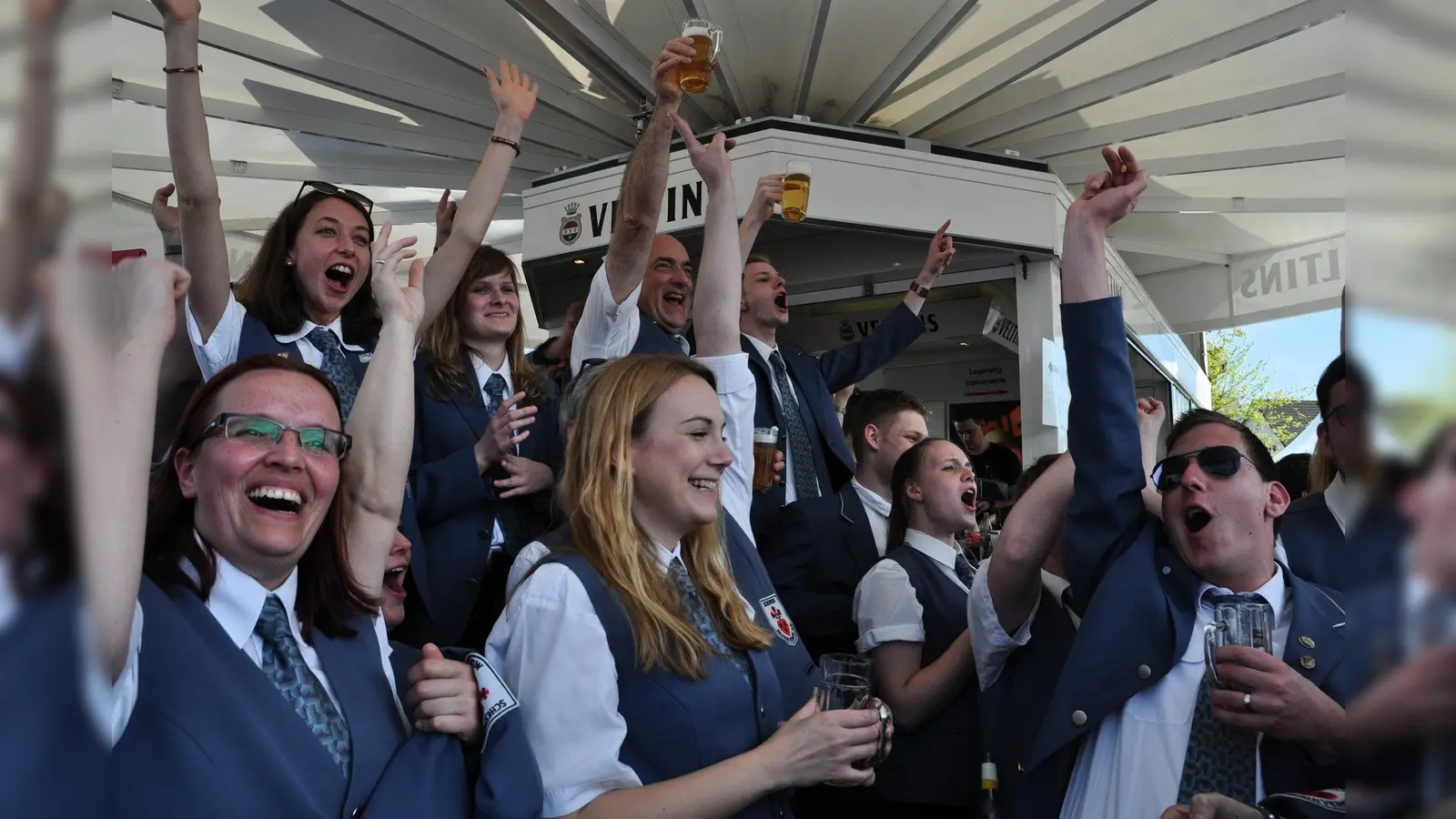 Nach der Bekanntgabe des Ergebnisses brachen sich grenzenlose Erleichterung und pure Freude bei den Musikern Bahn. (Foto: Foto: privat)