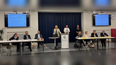 Referenntinnen und Organisator*innen auf einem Bild: v. l. Dr. Klüber-Süßle (Leiterin Wirtschaftsförderung), Kreisbaurat Ralf Buberti, Landrat Michael Schünemann, KVHS-Leiterin Corinna Schmidt, Anke Yuen und Michel Dötzer (KVHS, Adelante), Jana Sieke (v. HWK Hannover, Green Tec), Linda Gutt und Caroline Valendiek (HWK, mehrWERT) sowie Alina Richter (IHK Hannover Welcome &amp; Business Center). (Foto: Landkreis Holzminden)