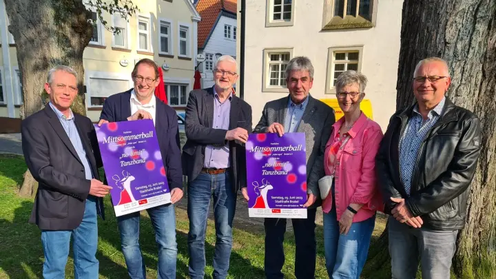 (v.l.) Martin Ellermann (Tanzsporttrainer), Karsten Oeynhausen (1.Vorsitzender der DJK „Adler 1920“ Brakel e.V.), Dieter Rauchmann (Mitglied des Organisationsteams), Herrmann Temme (Bürgermeister der Stadt Brakel), Birgit Rauchmann (Leiterin der Tanzabteilung) und Otto Köring (Mitglied des Organisationsteams). (Foto: ptivat)