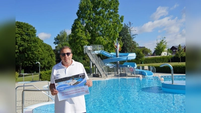 Schwimmmeister Bernd Willeke weist auf die Aktion im Sommer-Bad hin.  (Foto: privat)