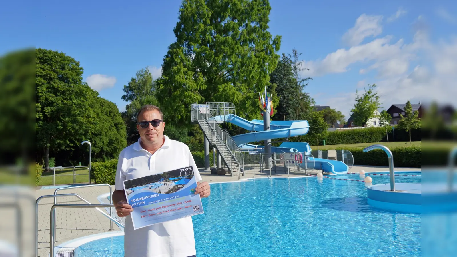 Schwimmmeister Bernd Willeke weist auf die Aktion im Sommer-Bad hin.  (Foto: privat)