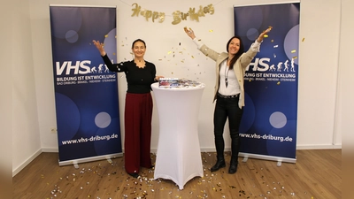 Freuen sich auf ein buntes Jubiläumsjahr: Janine Brigant-Loke (Leitung des VHS-ZV, r.) und Dimitra Vovoli (stellvertretende Leitung) in einem der neuen Räume im 2. OG des Sitzes in Bad Driburg. (Foto: privat)