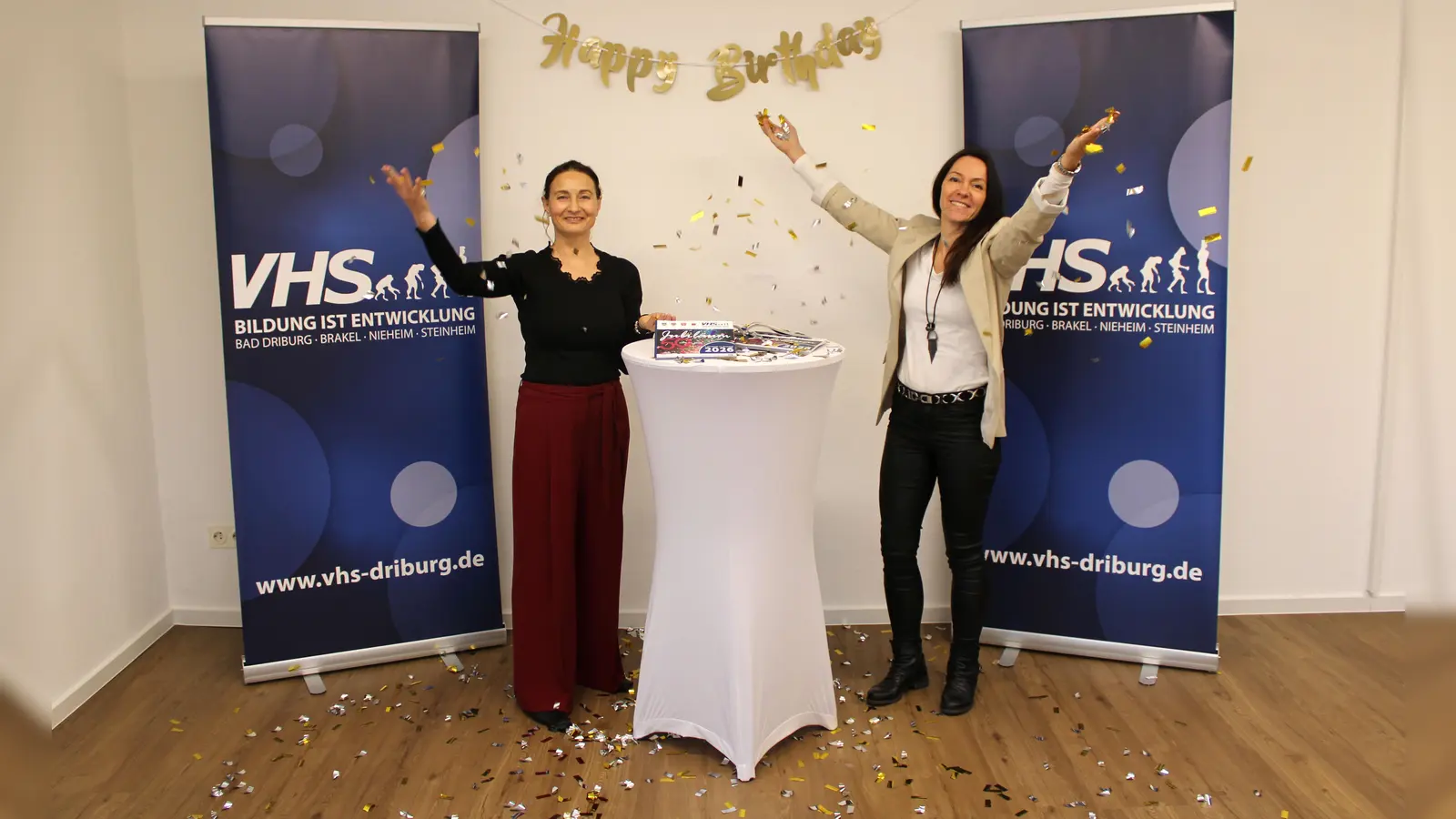 Freuen sich auf ein buntes Jubiläumsjahr: Janine Brigant-Loke (Leitung des VHS-ZV, r.) und Dimitra Vovoli (stellvertretende Leitung) in einem der neuen Räume im 2. OG des Sitzes in Bad Driburg. (Foto: privat)