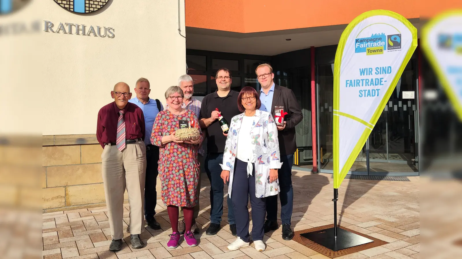 Gemeinsam für den fairen Handel: Der Fairtrade-Steuerungskreis mit Bürgermeister und 1. Stellvertreterin. Hintere Reihe von links: Dr. Heinz-Jörg Wiegand, Gerd Borchmeier, Bernd Blome und Bürgermeister Tobias Tölle.<br>Vordere Reihe von links: Hubert Meiners, Beate Kümper und Marianne Strauß. (Foto: Doris Dietrich)