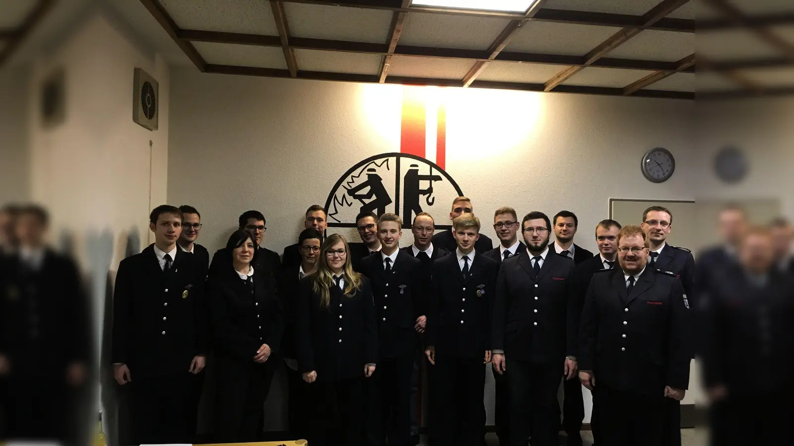 Geehrte und Beförderte: (v.l.) Löschgruppenführer Marius Ulrich, Pascal Pape, Cristina Anes- Knaup, Felix Vorwick, Bettina Vorwick, Marcus Schrader, Ronja Sprock, Yannick Nolte, Lukas Peters, Michael Schrader, Pascal Peters, Carsten Höster, Nils Röder, Janni Dziudia, Marcel Monska, Andreas Frewer, LdF Stefan Nostitz und den stellv. LdF Markus Knipping. (Foto: Foto: Christian Frewer, Feuerwehr Beverungen)