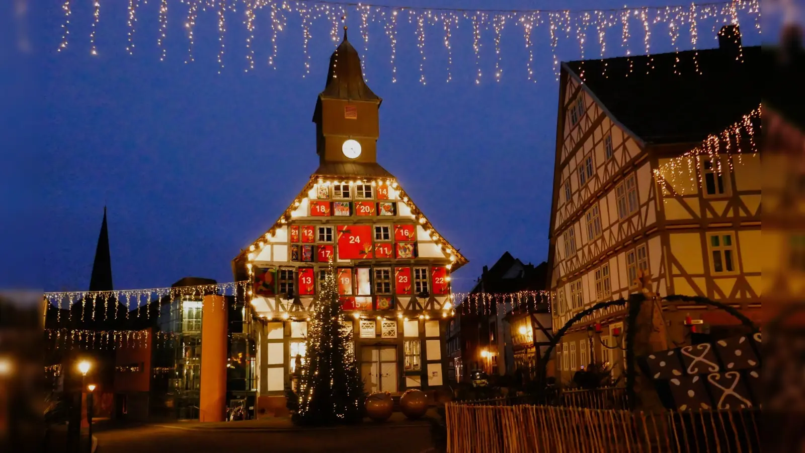 Der Weihnachtsmarkt findet vor dem Alten Rathaus statt. Täglich um 17 Uhr wird in der Vorweihnachtszeit ein Türchen geöffnet. (Foto: Touristik-Information Uslar, Lange Str. 1/37170 Uslar, Deutschland, Tel. 05571/307220, touristik@uslar.de)