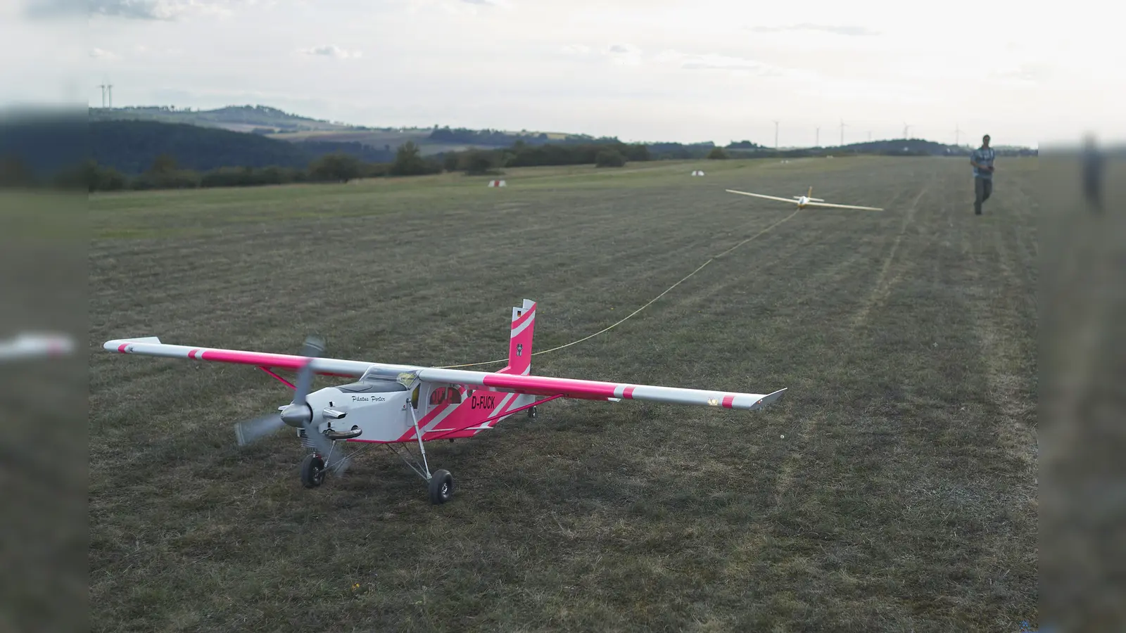 Flugzeugschlepp mit originalgetreuen Modellen: Armin Mantel schleppte mit seiner Pilatus Porter einen Kunsflug-Segler in die Luft. (Foto: Stefan Bönning)