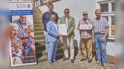 Als erste Stadt im Kreisteil hat Immenhausen jetzt einen Lotsenstützpunkt. Die Urkunde dazu überbrachte Professor Martin Hein (Mitte). Mit im Bild sind (v.l.) Dirk Reinhardt, Bürgermeister Lars Obermann und die Di@-Lotsen Carsten Schulz und Herbert Rössel. (Foto: Stefan Bönning)