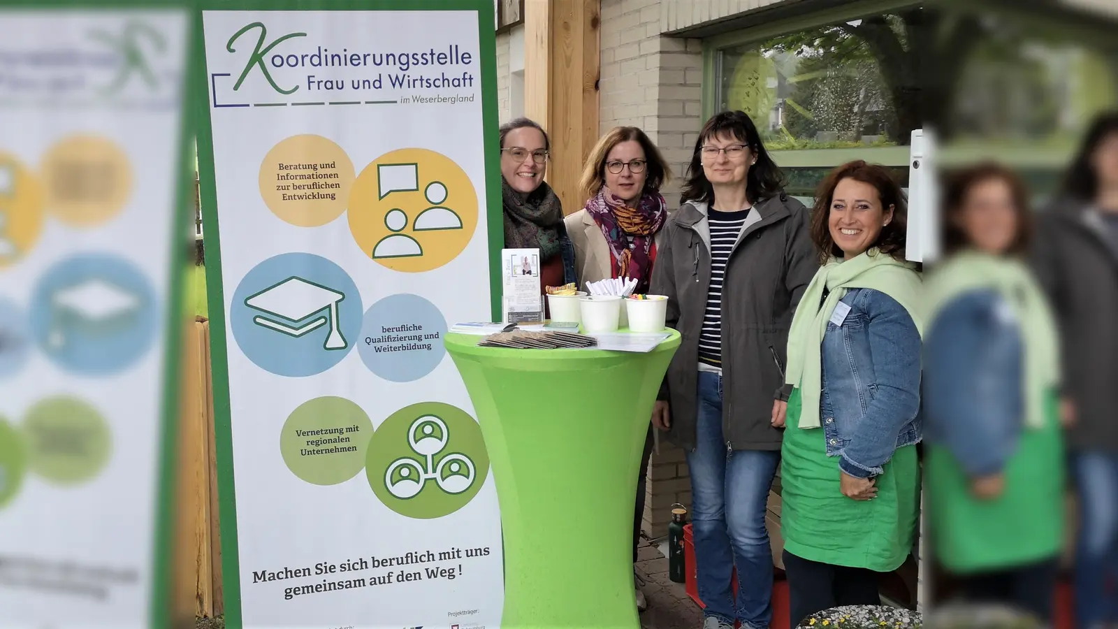Die Damen informierte am Fürstenberger Hofladen.  (Foto: Barbara Siebrecht)
