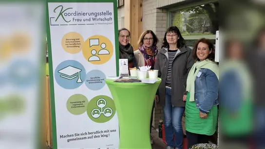 Die Damen informierte am Fürstenberger Hofladen.  (Foto: Barbara Siebrecht)