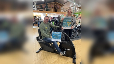 Oliver Lange (Sport-Center Diederich) und Nicole Bartolles (Beverungen Marketing) präsentieren den diesjährigen Hauptpreis. (Foto: Beverungen Marketing)