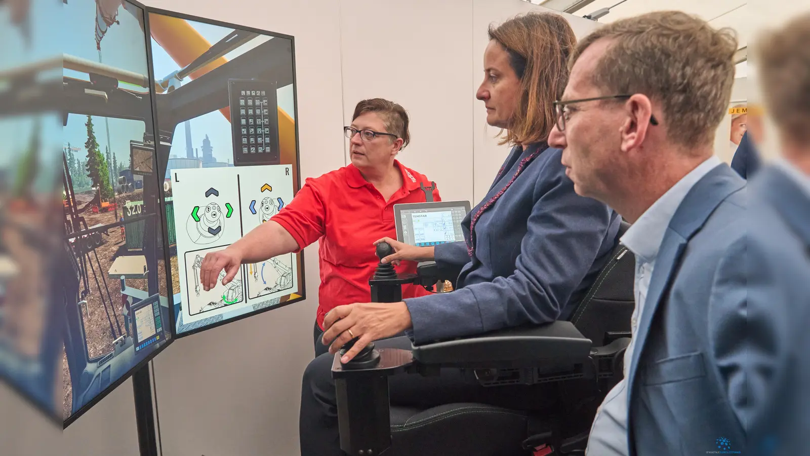 Regierungspräsidentin Anna Katharina Bölling ließ sich am Stand der Firma Hartinger von Aileen Buse (links) die Bedienung eines Krans am Simulator erklären. (Foto: Stefan Bönning)